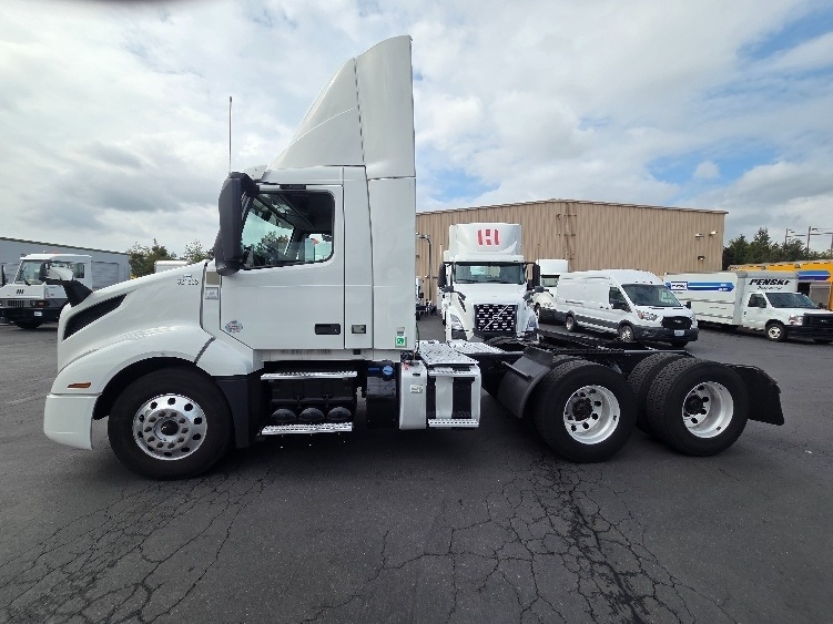 2021 Volvo VNL 300 in Kent, WA — photo 4