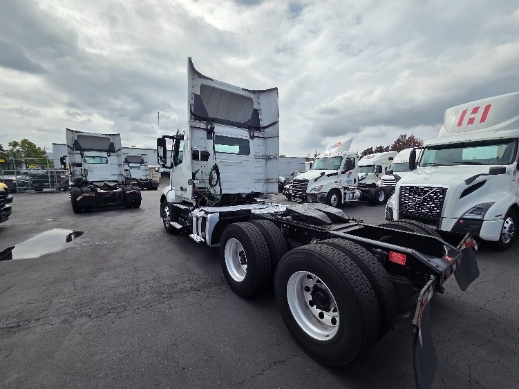 2021 Volvo VNL 300 in Kent, WA — photo 5