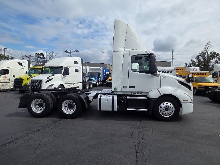 2021 Volvo VNL 300 in Kent, WA — photo 8