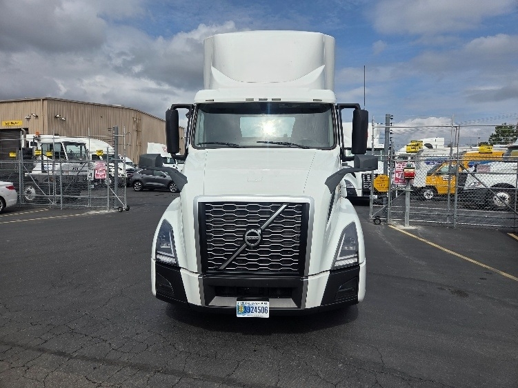 2021 Volvo VNL 300 in Kent, WA — photo 2