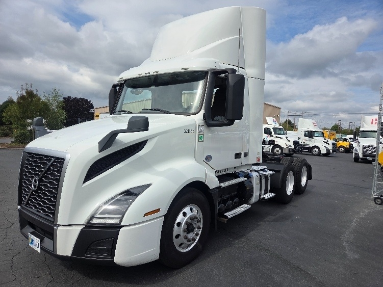 2021 Volvo VNL 300 in Kent, WA — photo 3