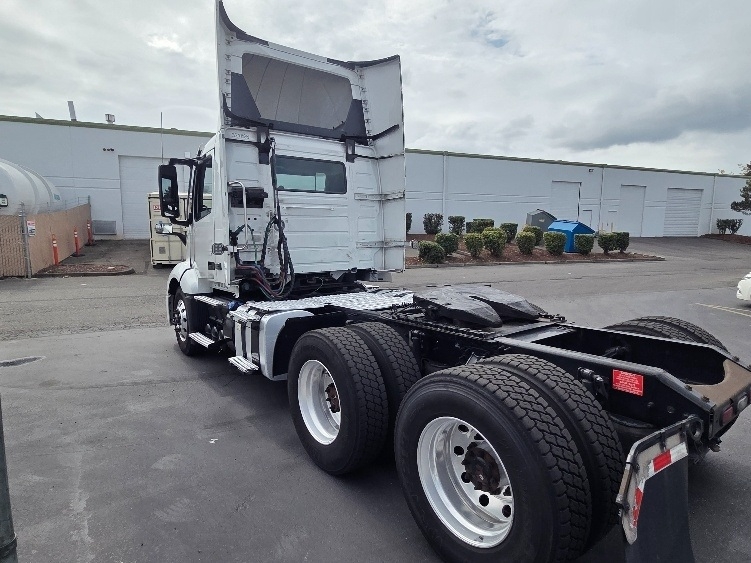 2021 Volvo VNL 300 in Kent, WA — photo 5