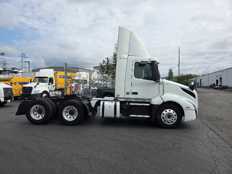 2021 Volvo VNL 300 in Kent, WA — photo 8