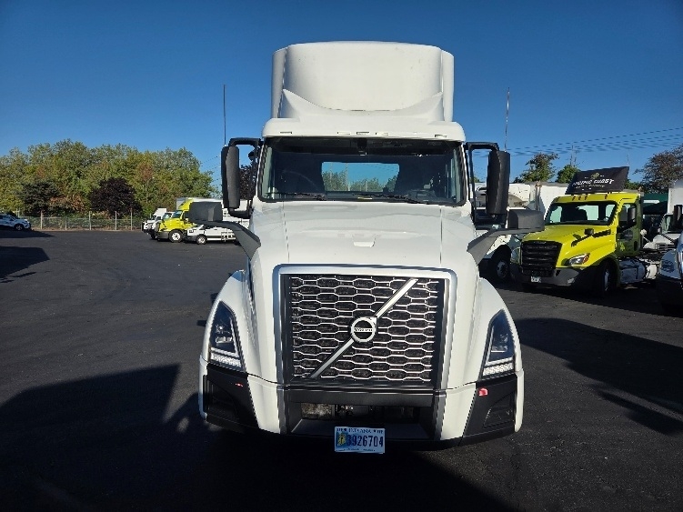2021 Volvo VNL 300 in Kent, WA — photo 2
