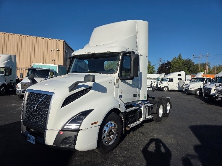 2021 Volvo VNL 300 in Kent, WA — photo 3