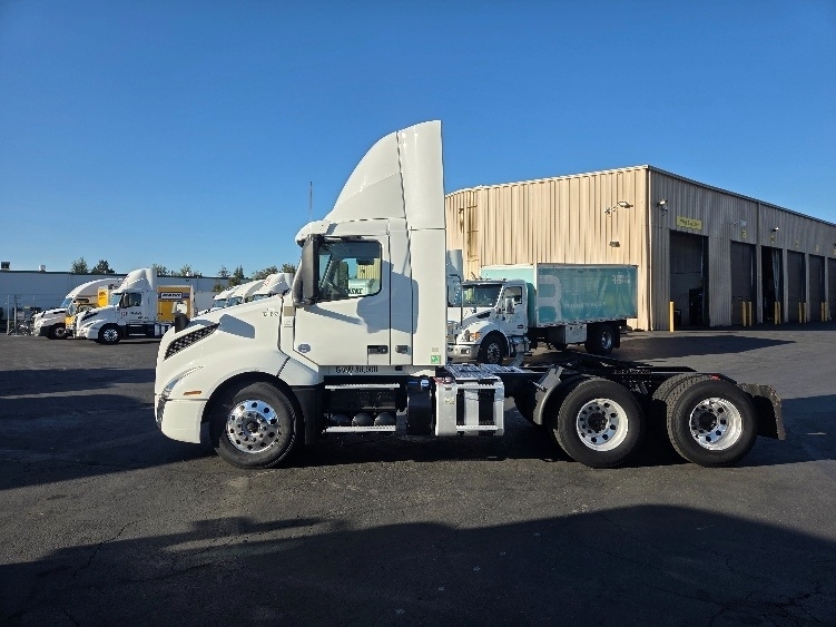 2021 Volvo VNL 300 in Kent, WA — photo 4