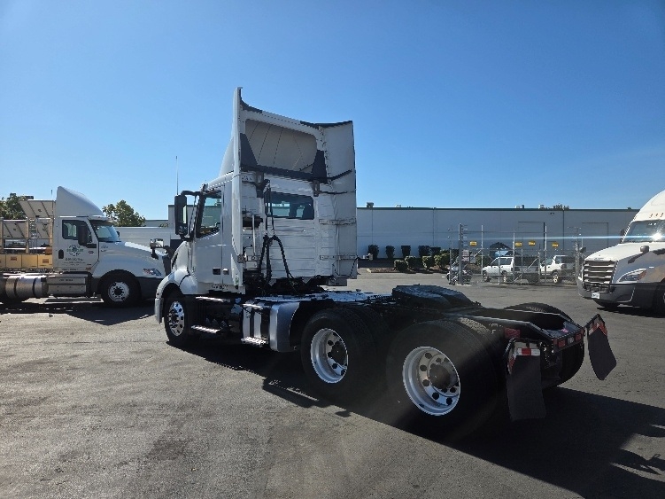 2021 Volvo VNL 300 in Kent, WA — photo 5