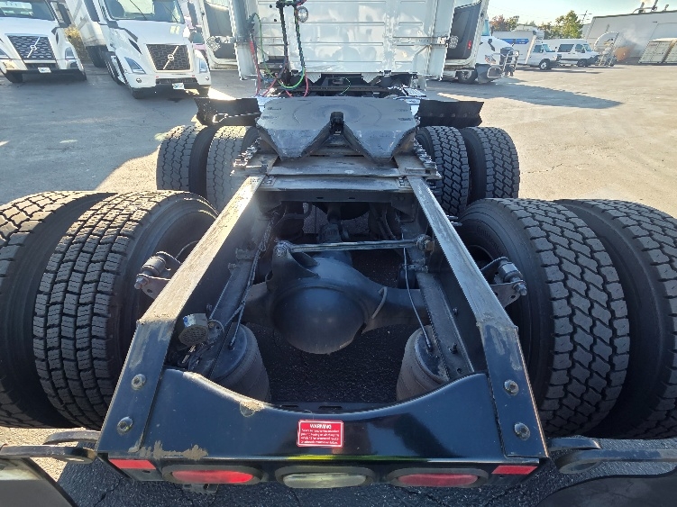 2021 Volvo VNL 300 in Kent, WA — photo 6