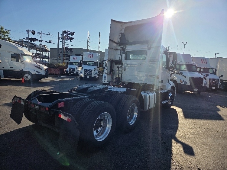2021 Volvo VNL 300 in Kent, WA — photo 7