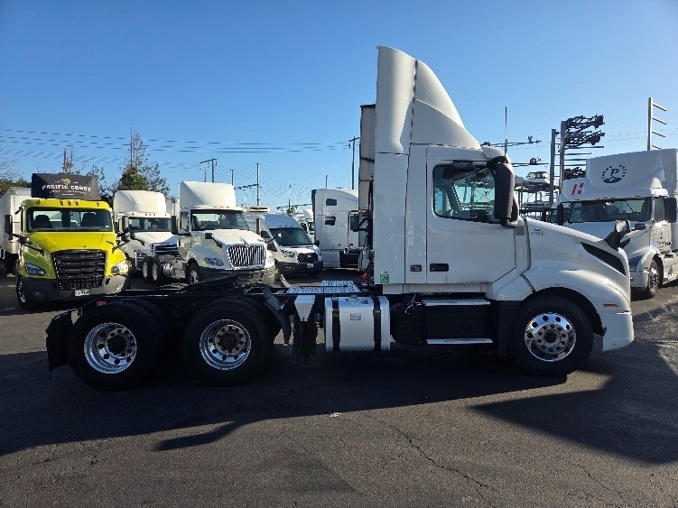 2021 Volvo VNL 300 in Kent, WA — photo 8
