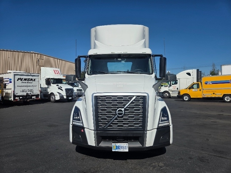 2021 Volvo VNL 300 in Kent, WA — photo 2