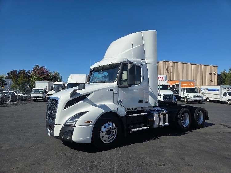 2021 Volvo VNL 300 in Kent, WA — photo 3
