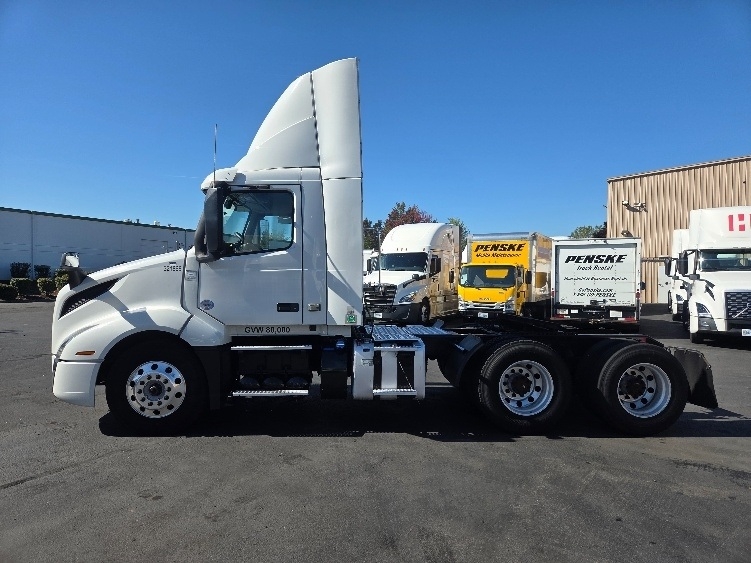 2021 Volvo VNL 300 in Kent, WA — photo 4