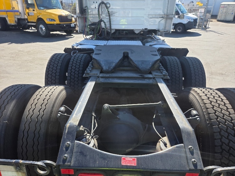 2021 Volvo VNL 300 in Kent, WA — photo 6