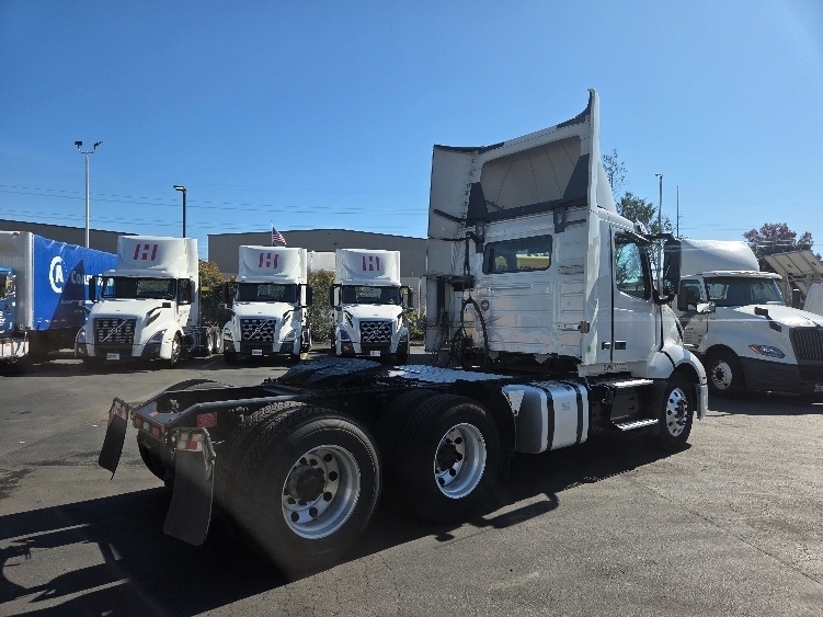 2021 Volvo VNL 300 in Kent, WA — photo 7