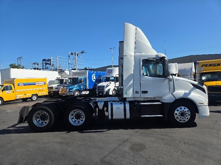 2021 Volvo VNL 300 in Kent, WA — photo 8