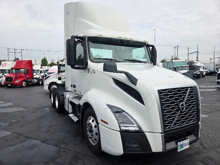 2021 Volvo VNL 300 in Kent, WA