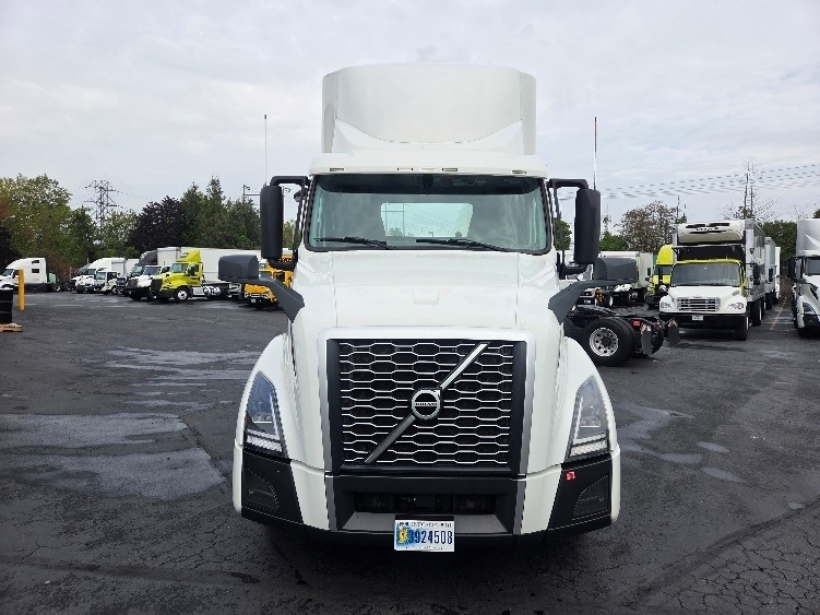 2021 Volvo VNL 300 in Kent, WA — photo 2