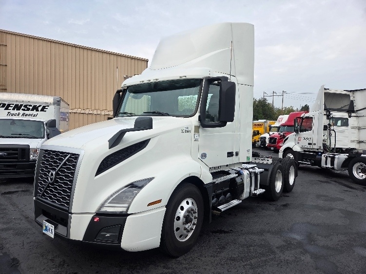 2021 Volvo VNL 300 in Kent, WA — photo 3