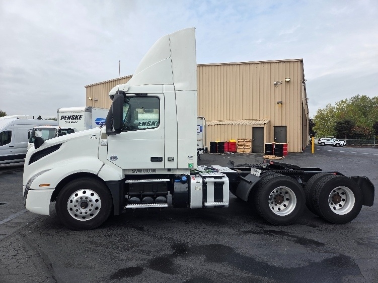 2021 Volvo VNL 300 in Kent, WA — photo 4