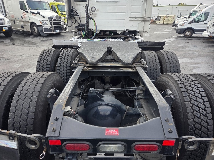 2021 Volvo VNL 300 in Kent, WA — photo 6
