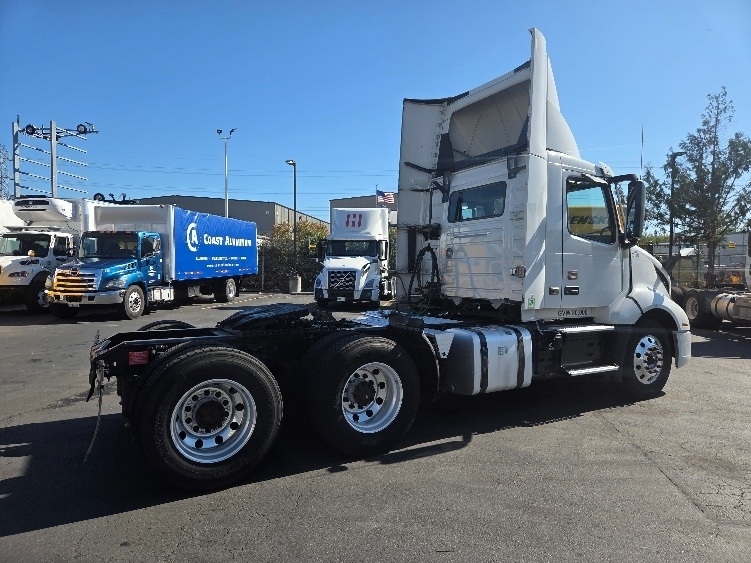 2021 Volvo VNL 300 in Kent, WA — photo 7