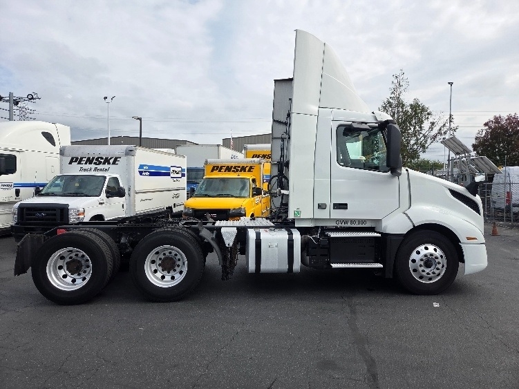 2021 Volvo VNL 300 in Kent, WA — photo 8