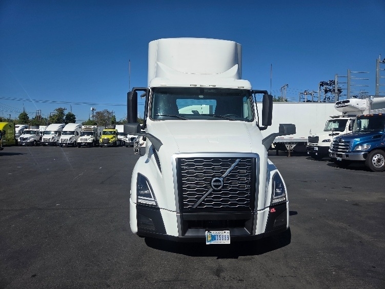 2021 Volvo VNL 300 in Kent, WA — photo 2
