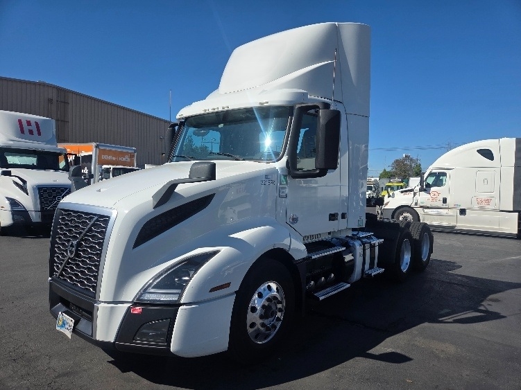 2021 Volvo VNL 300 in Kent, WA — photo 3