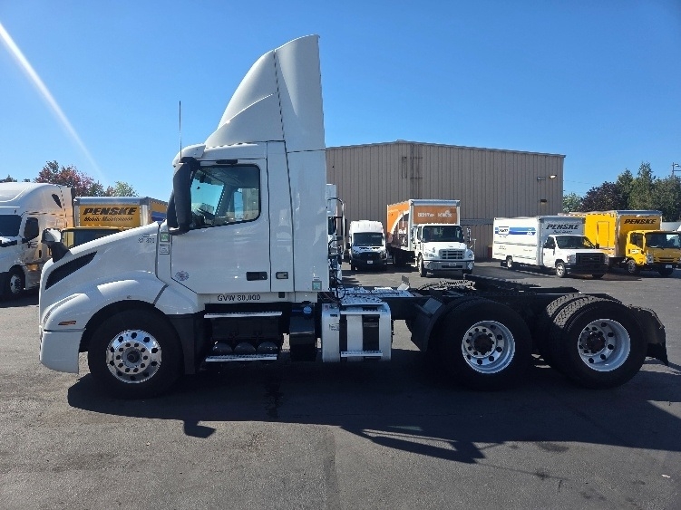 2021 Volvo VNL 300 in Kent, WA — photo 4