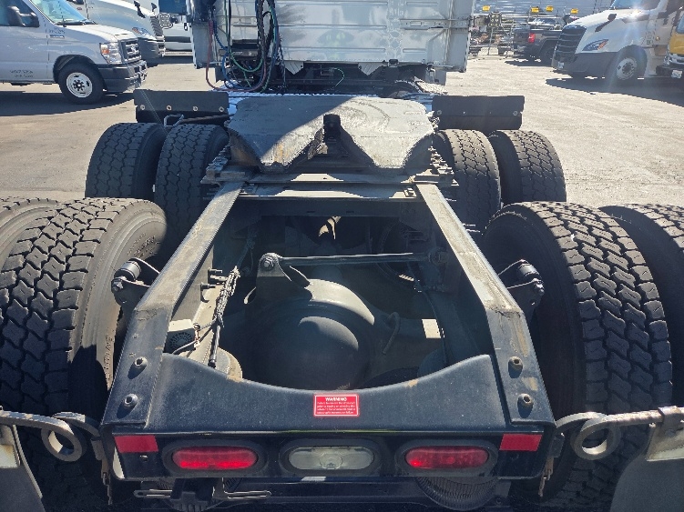 2021 Volvo VNL 300 in Kent, WA — photo 6