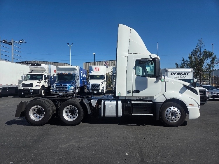 2021 Volvo VNL 300 in Kent, WA — photo 8