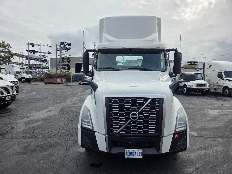 2021 Volvo VNL 300 in Kent, WA — photo 2