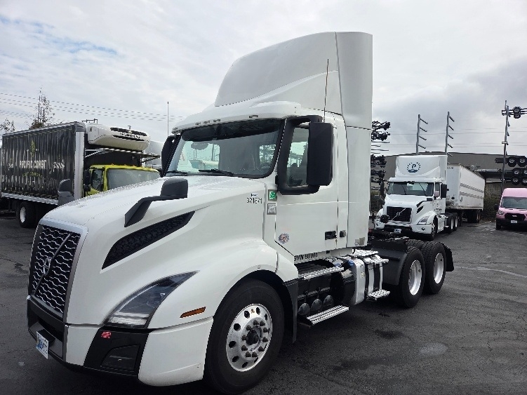 2021 Volvo VNL 300 in Kent, WA — photo 3