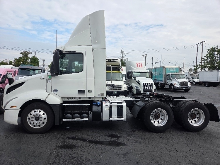 2021 Volvo VNL 300 in Kent, WA — photo 4