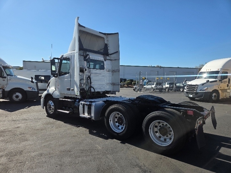 2021 Volvo VNL 300 in Kent, WA — photo 5