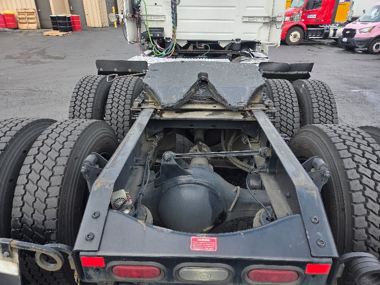 2021 Volvo VNL 300 in Kent, WA — photo 6