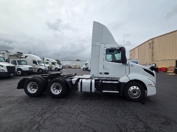 2021 Volvo VNL 300 in Kent, WA — photo 8