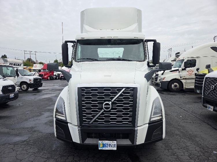 2021 Volvo VNL 300 in Kent, WA — photo 2