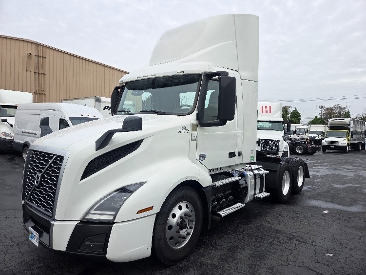 2021 Volvo VNL 300 in Kent, WA — photo 3