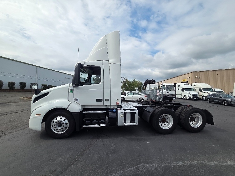 2021 Volvo VNL 300 in Kent, WA — photo 4