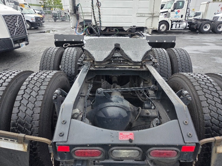 2021 Volvo VNL 300 in Kent, WA — photo 6