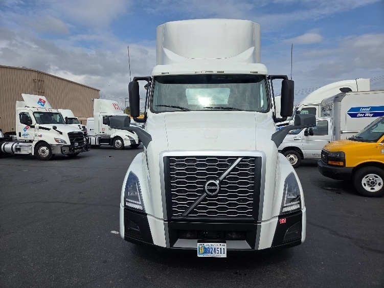 2021 Volvo VNL 300 in Kent, WA — photo 2