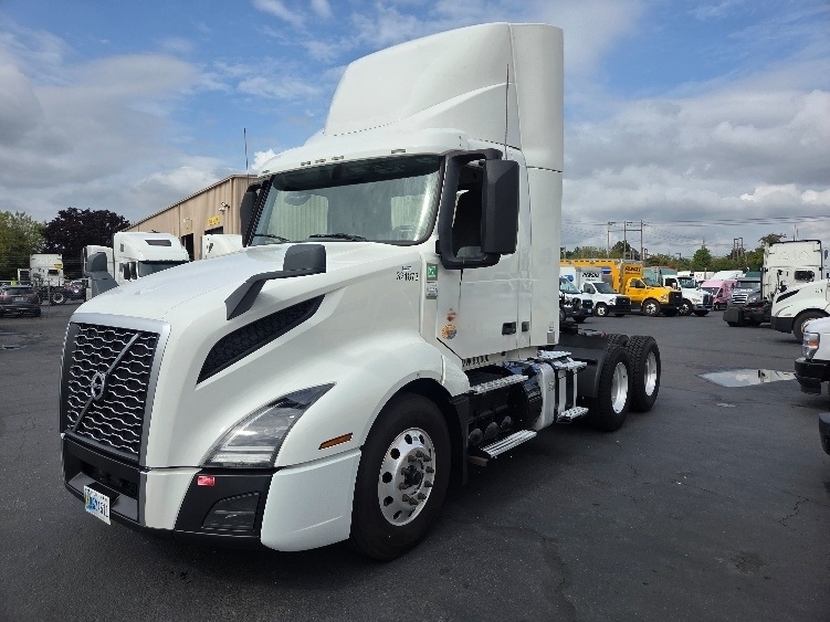2021 Volvo VNL 300 in Kent, WA — photo 3