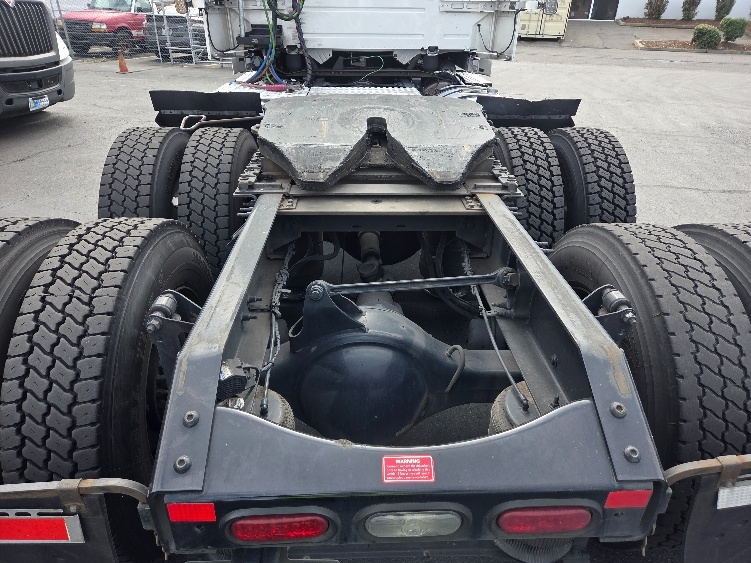 2021 Volvo VNL 300 in Kent, WA — photo 6