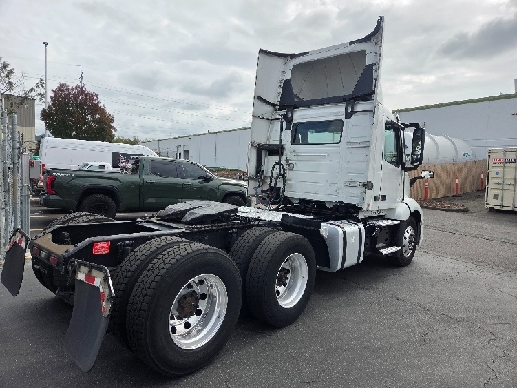 2021 Volvo VNL 300 in Kent, WA — photo 7