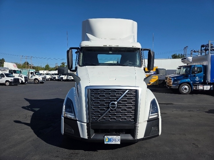 2021 Volvo VNL 300 in Kent, WA — photo 2