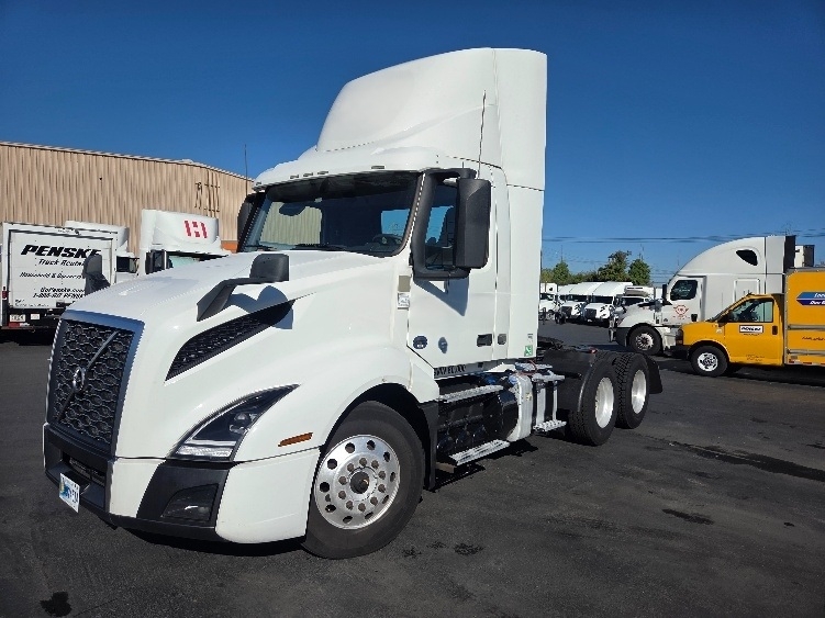 2021 Volvo VNL 300 in Kent, WA — photo 3