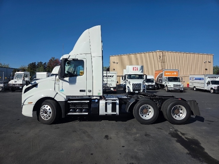 2021 Volvo VNL 300 in Kent, WA — photo 4