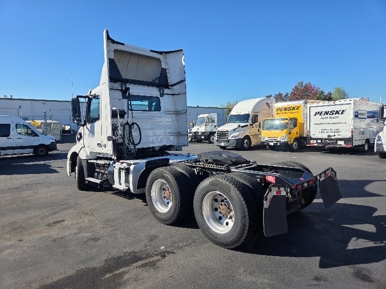 2021 Volvo VNL 300 in Kent, WA — photo 5